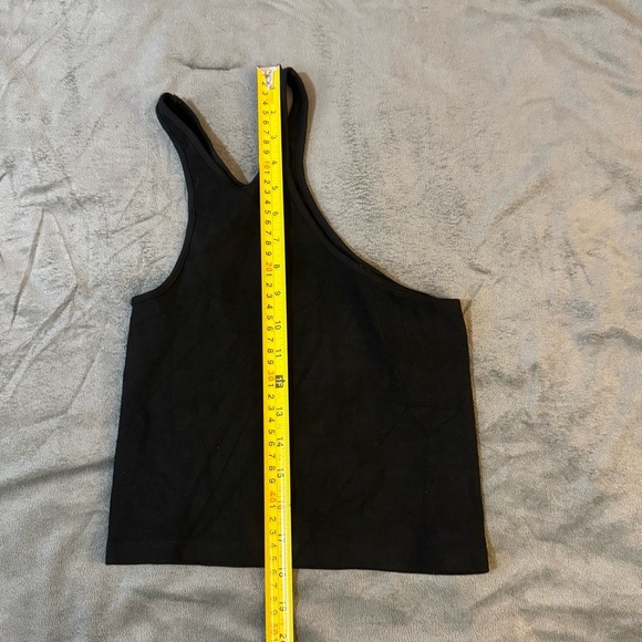 Zara Black Asymmetrical Sleeveless Tank Top

#1127 - Picture 3 of 5